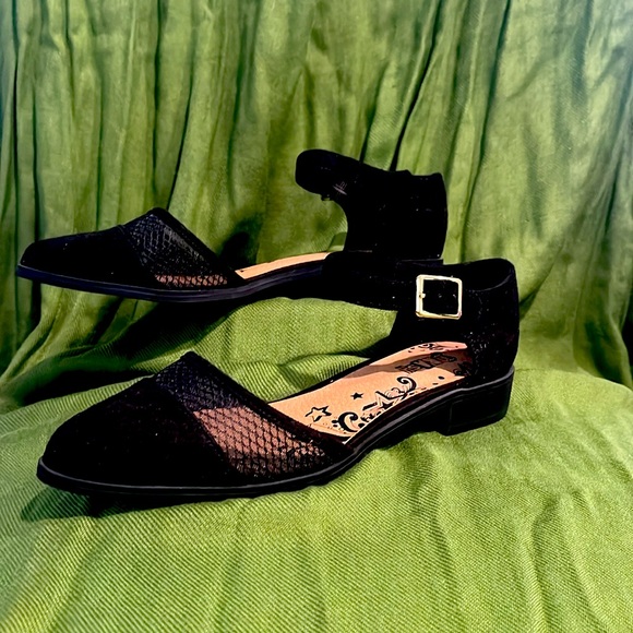 New Stylish Flats - Picture 2 of 3